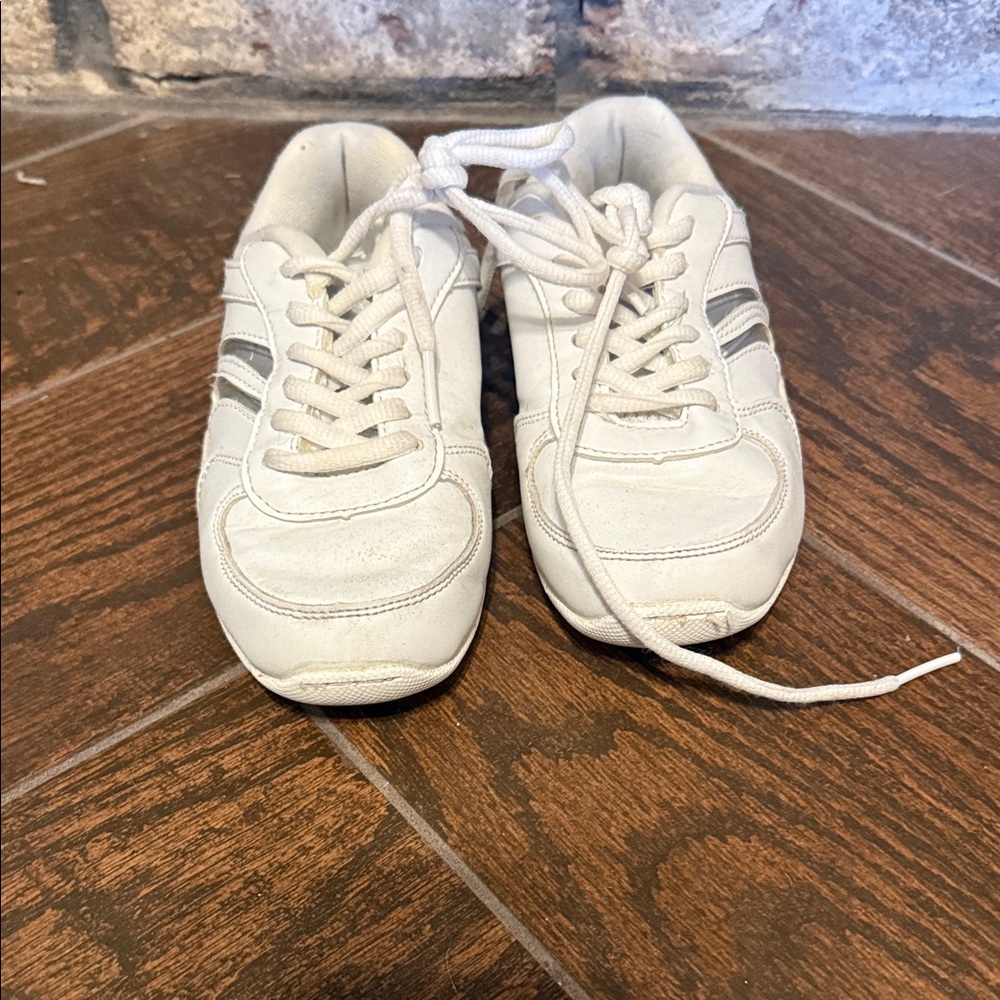 Chasse White Cheer Shoes